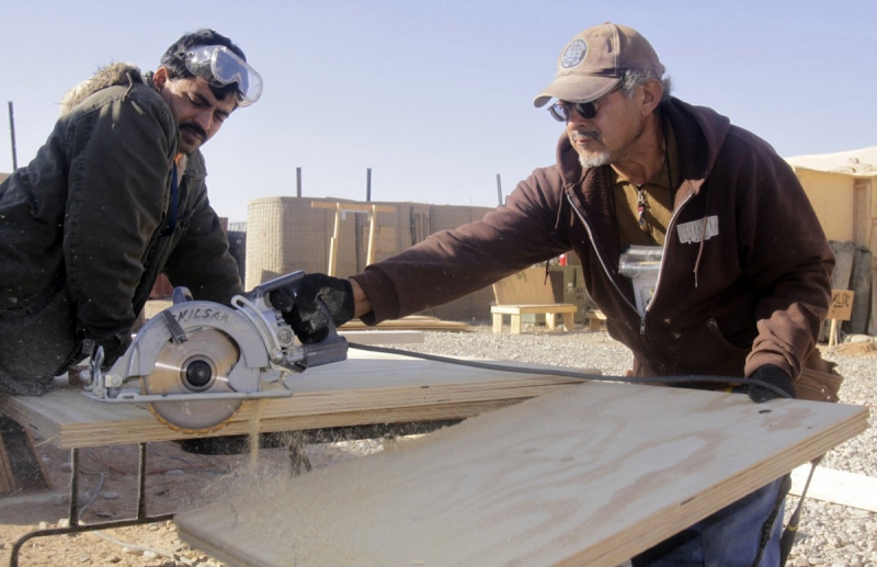 menuisier-PUGET ROSTANG-min_men_working_construction_sawing_wood_building_marines_workers_equipment-1064481