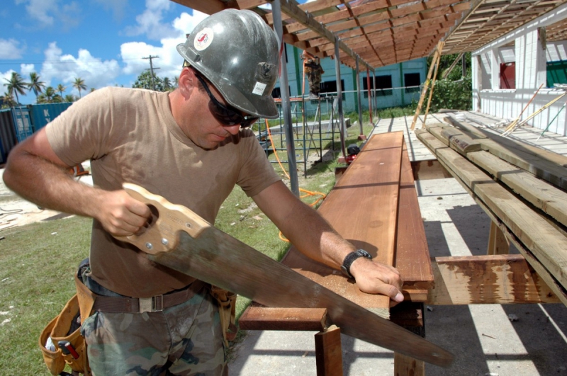 menuisier-PUGET ROSTANG-min_worker_construction_building_carpenter_male_job_build_helmet-893290